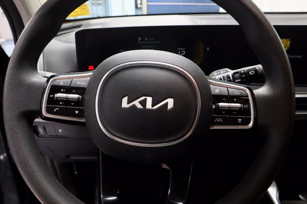 Used 2025 Kia Sorento LX FWD image 31