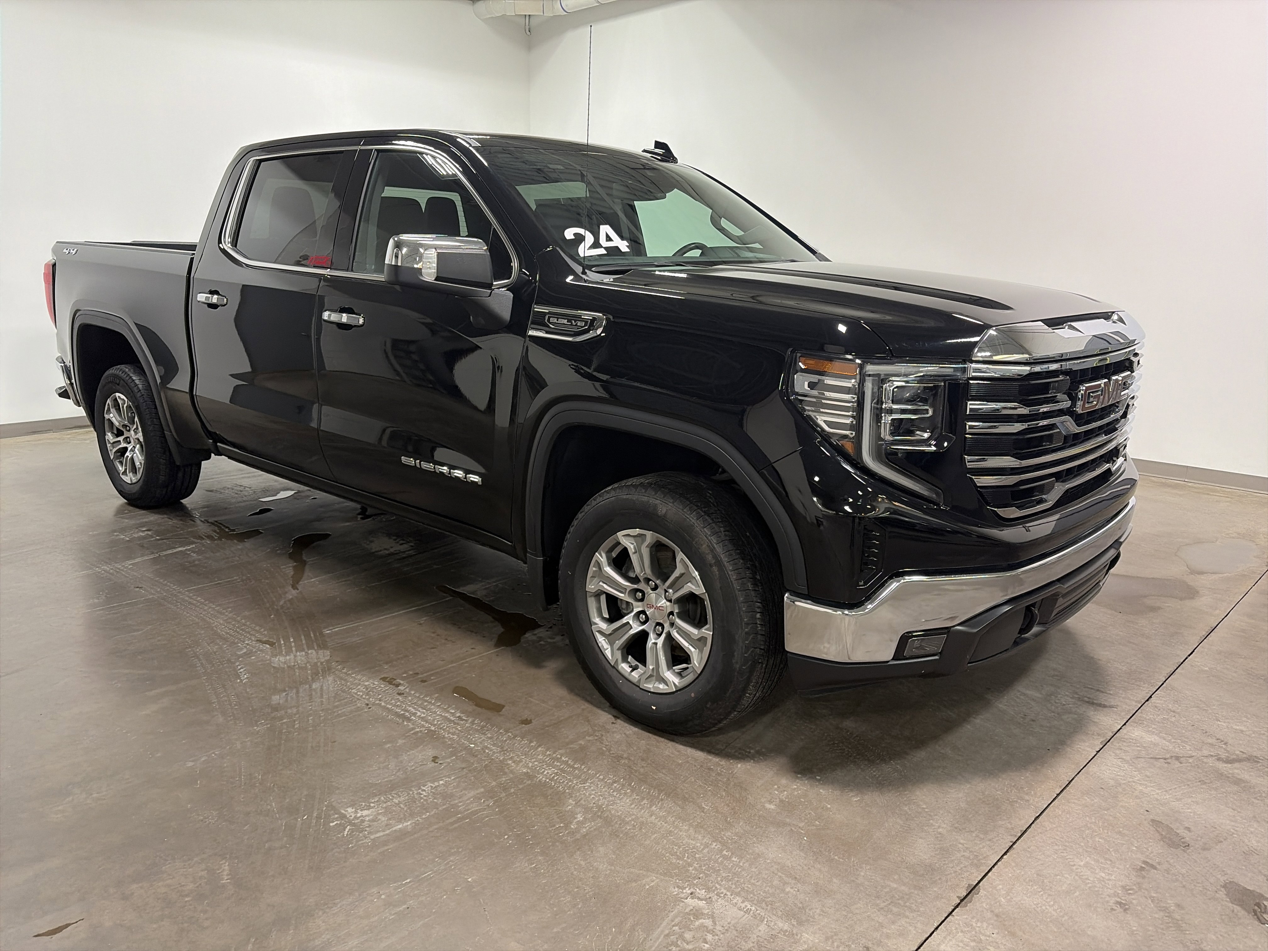 Used 2024 GMC Sierra 1500 SLT image 2