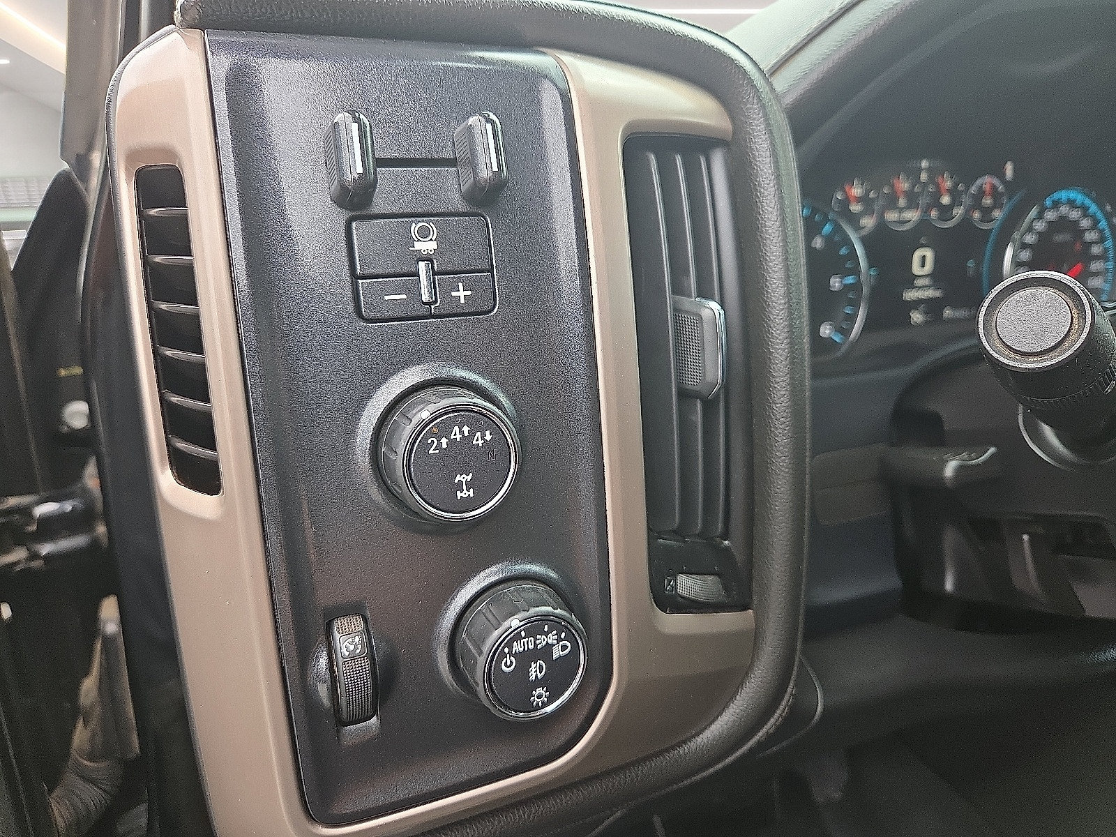 Used 2017 GMC Sierra 2500 Denali w/ Suspension Package, Off-Road AWD/4WD image 11