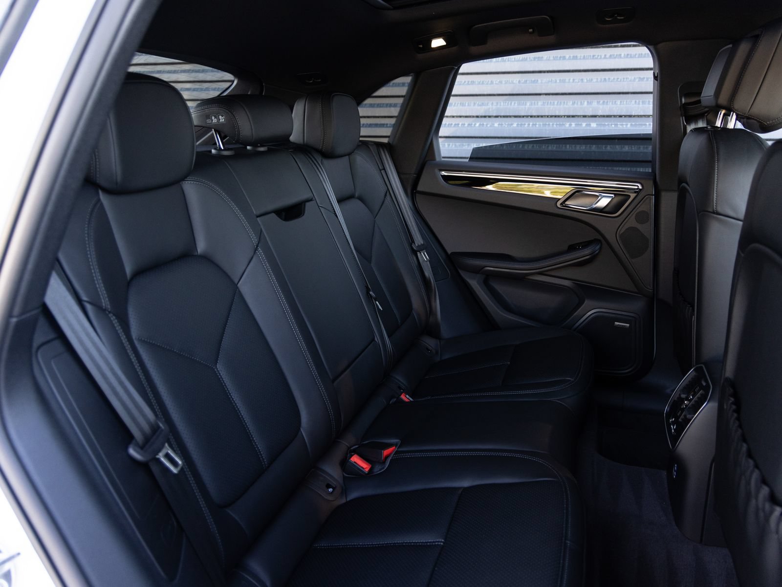 Certified 2026 Porsche Macan AWD/4WD image 30