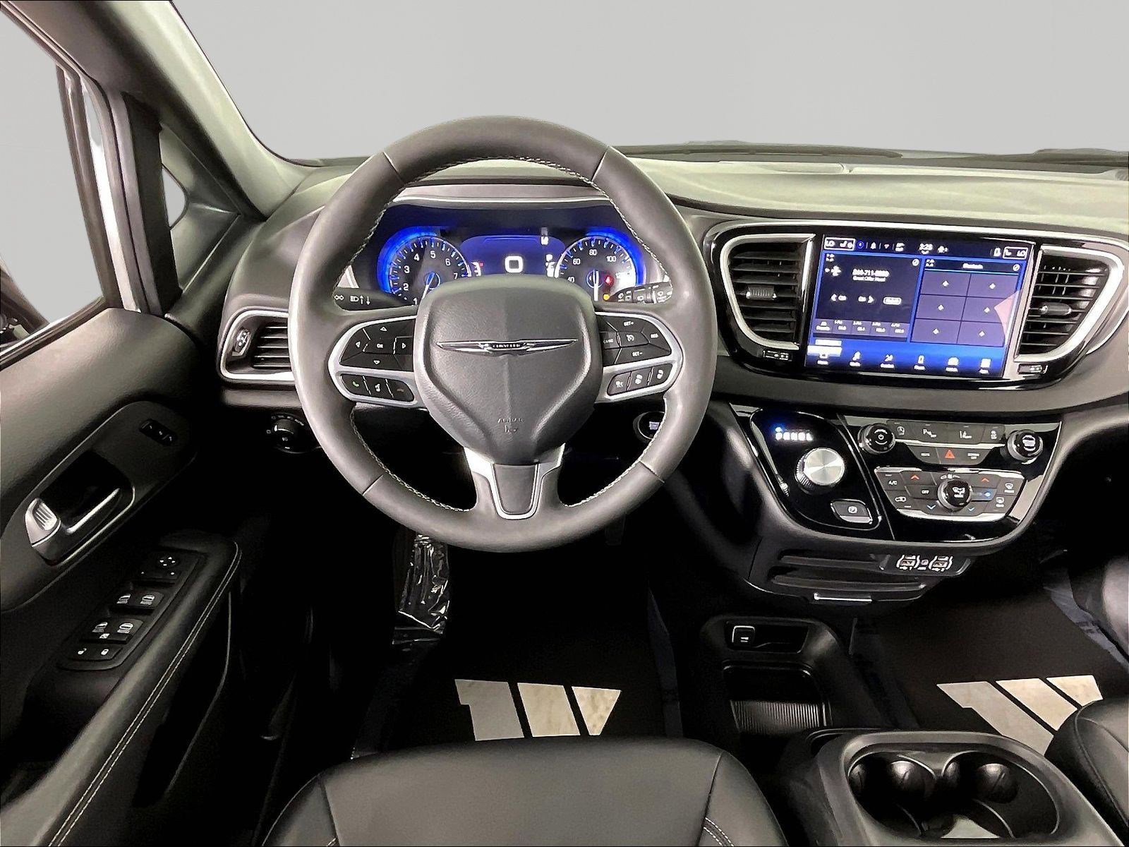 Used 2025 Chrysler Pacifica Select FWD image 8