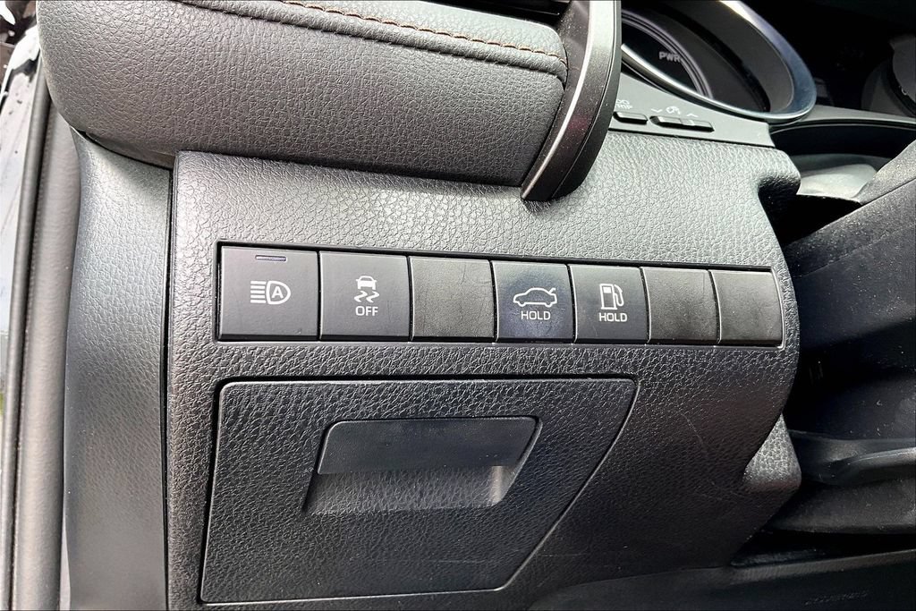 Used 2020 Toyota Camry XLE w/ Sunroof Package FWD image 32