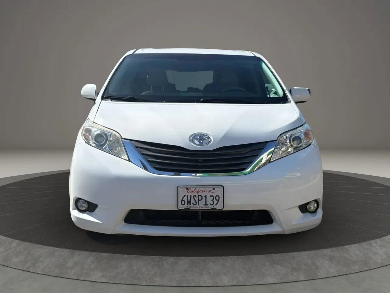 Used 2012 Toyota Sienna XLE FWD image 2