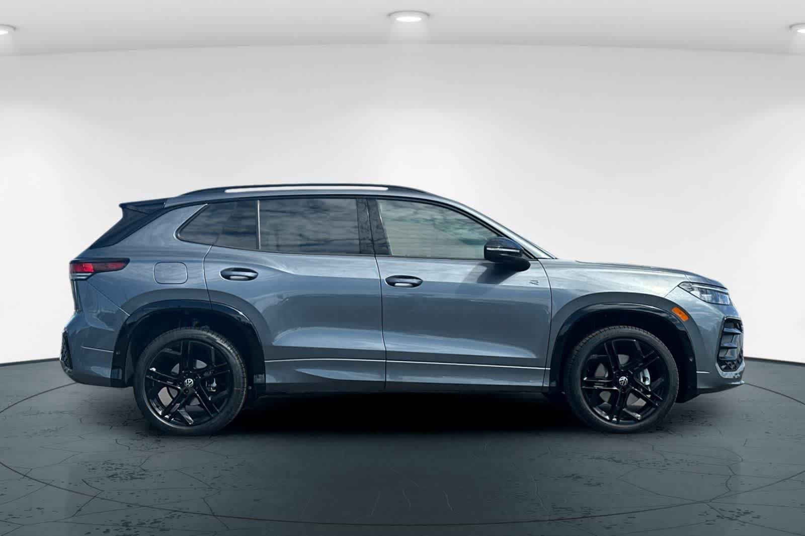 Used 2025 Volkswagen Tiguan SE R-Line AWD/4WD image 6