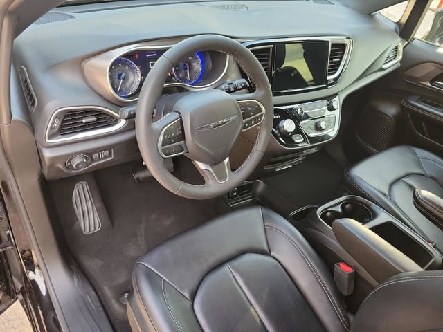 Used 2025 Chrysler Pacifica Select image 9