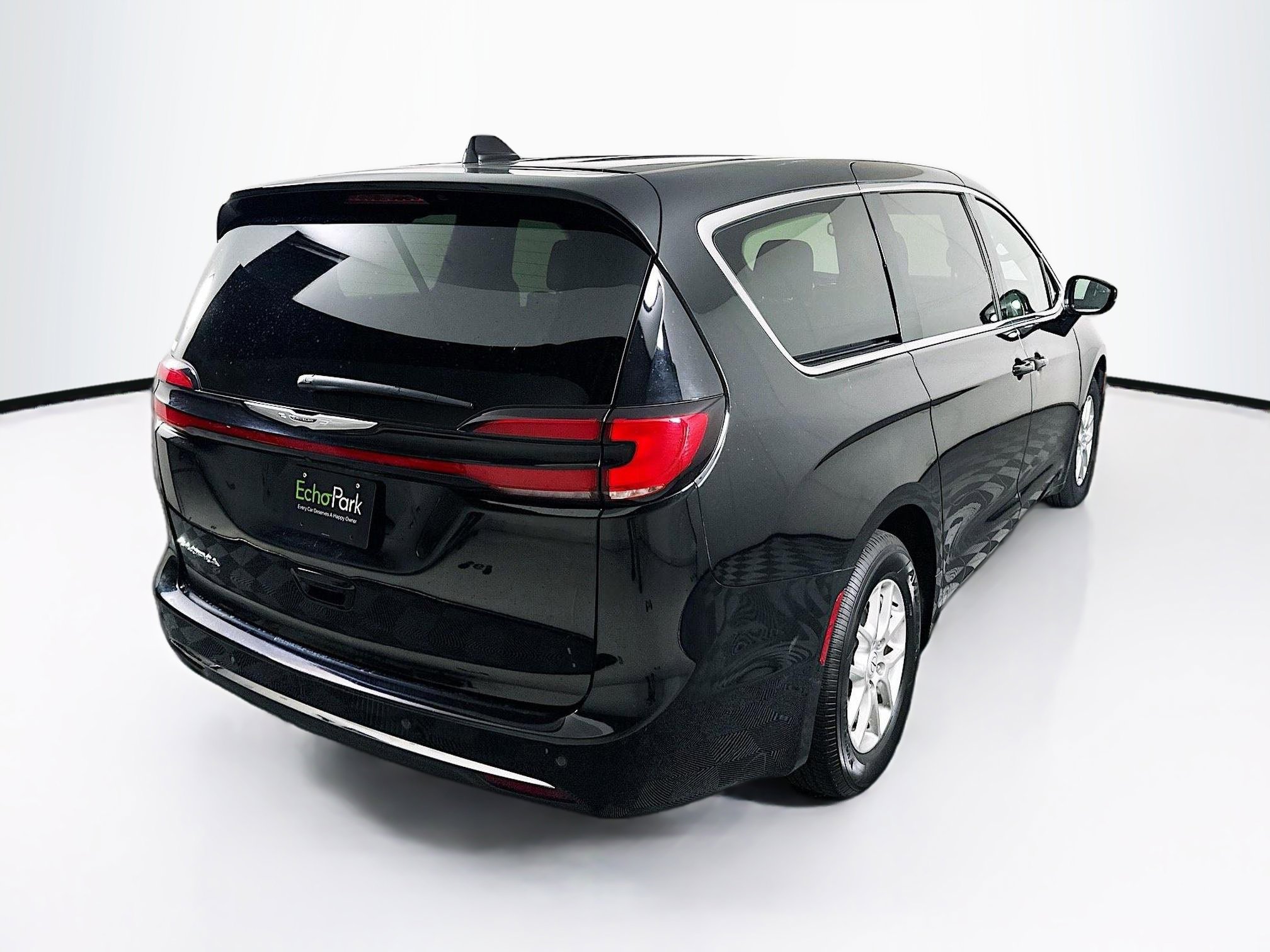 Used 2025 Chrysler Pacifica Select FWD image 9