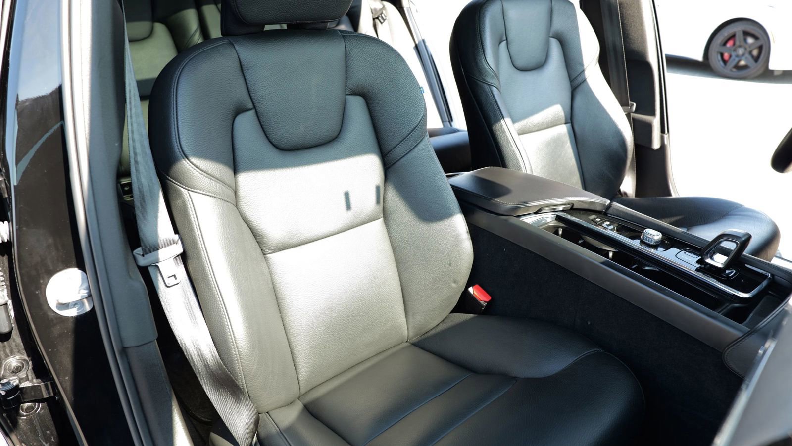 Used 2023 Volvo S90 B6 Plus image 23