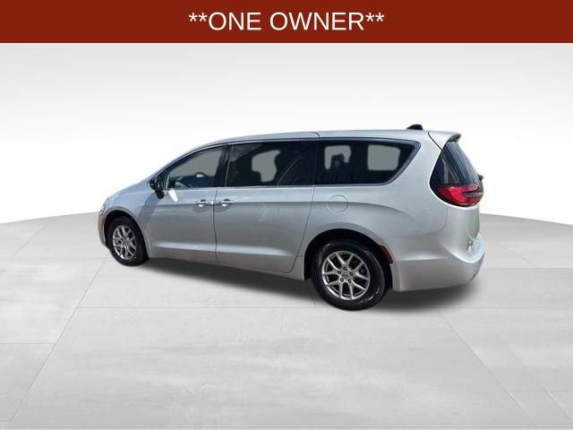 Used 2024 Chrysler Pacifica Touring-L FWD image 4