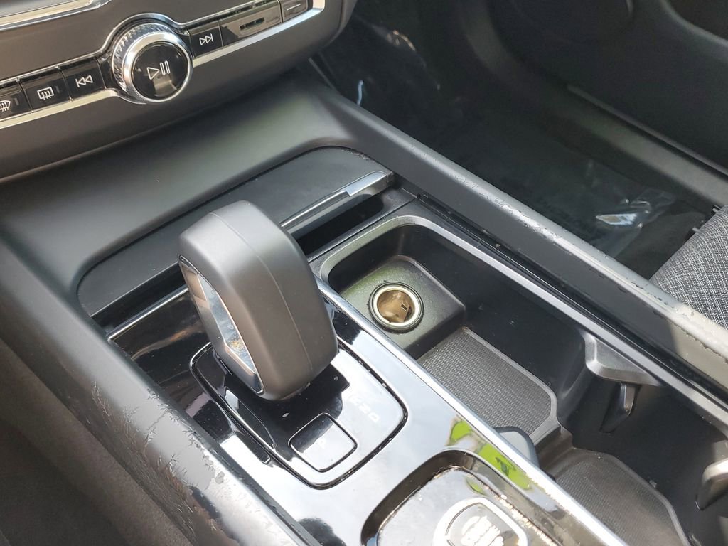 Used 2024 Volvo XC60 B5 Core image 32