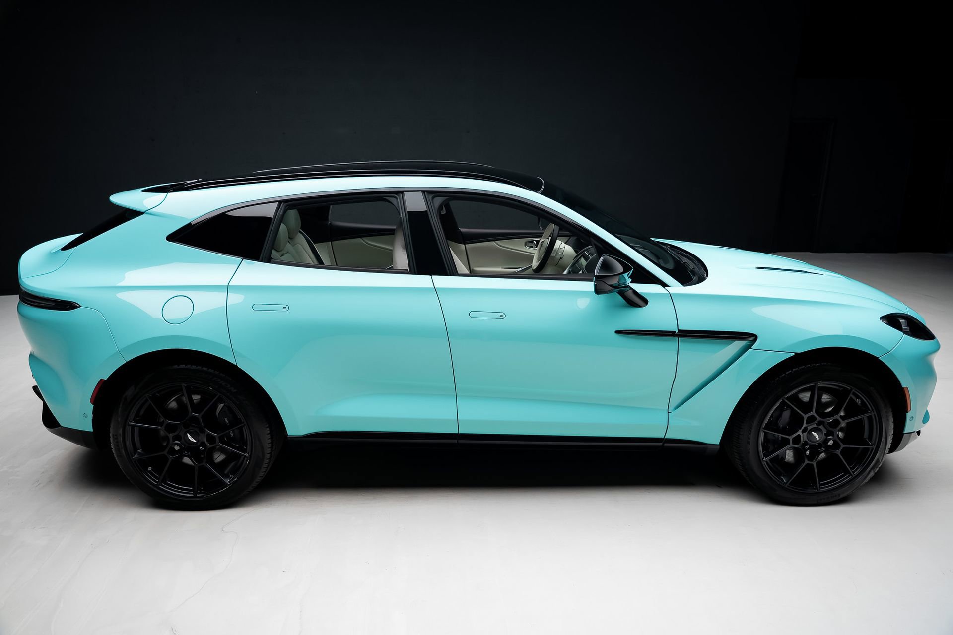 Used 2023 Aston Martin DBX AWD/4WD image 18