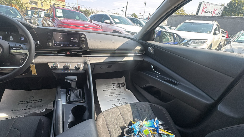 Used 2025 Hyundai Elantra SE FWD image 29