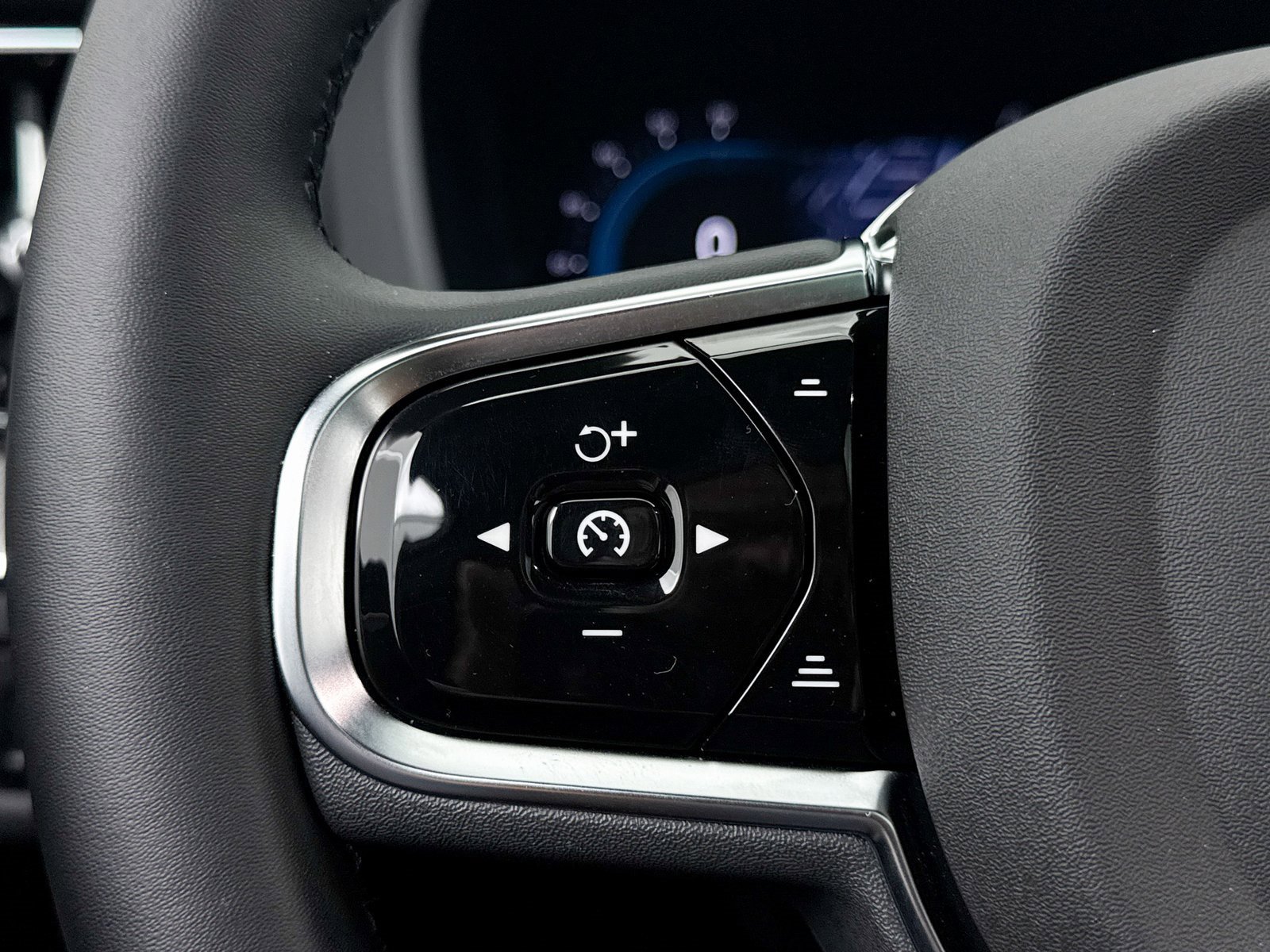 Used 2024 Volvo XC60 T8 Ultimate w/ Climate Package image 23