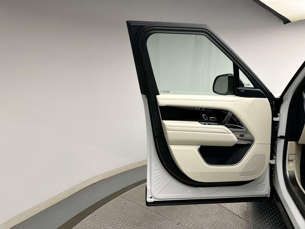 Certified 2023 Land Rover Range Rover SE image 17