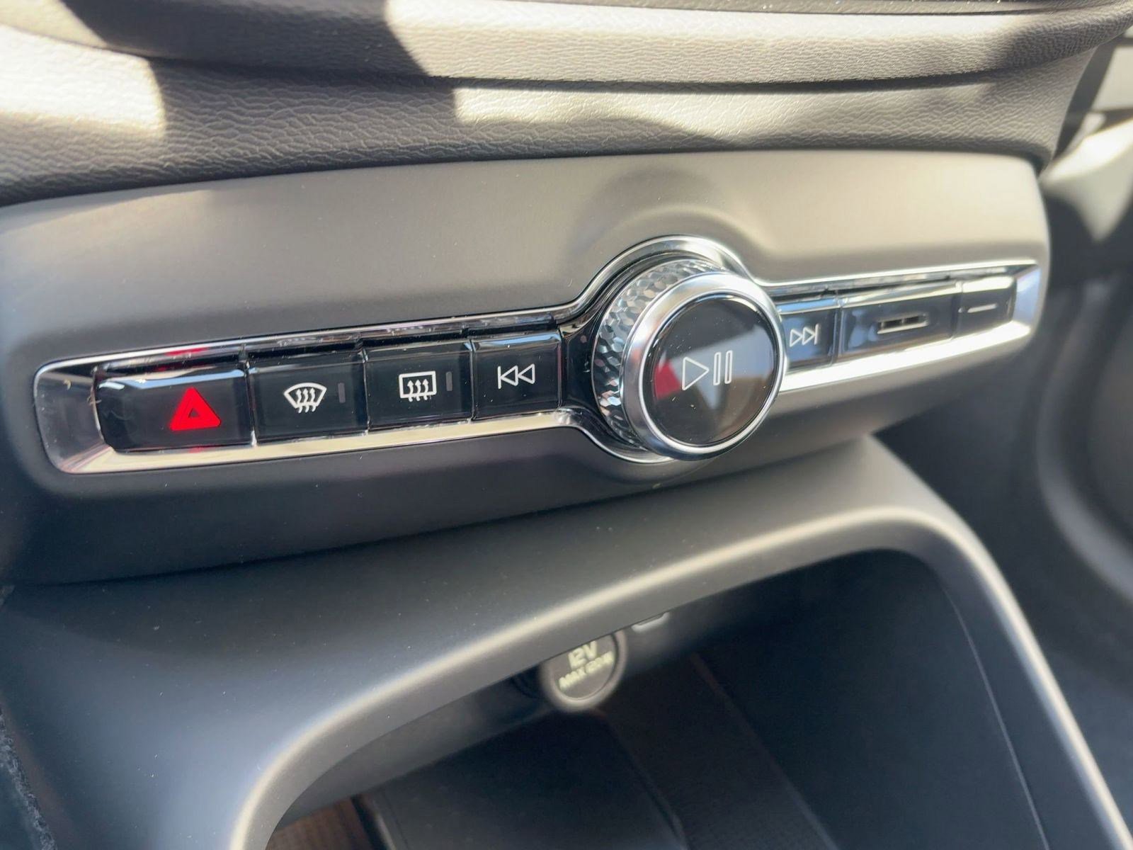 New 2026 Volvo XC40 B5 Ultra w/ Climate Package image 17