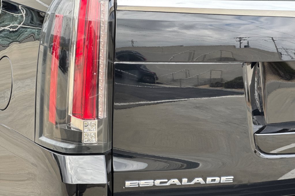 Used 2019 Cadillac Escalade Premium Luxury RWD image 36