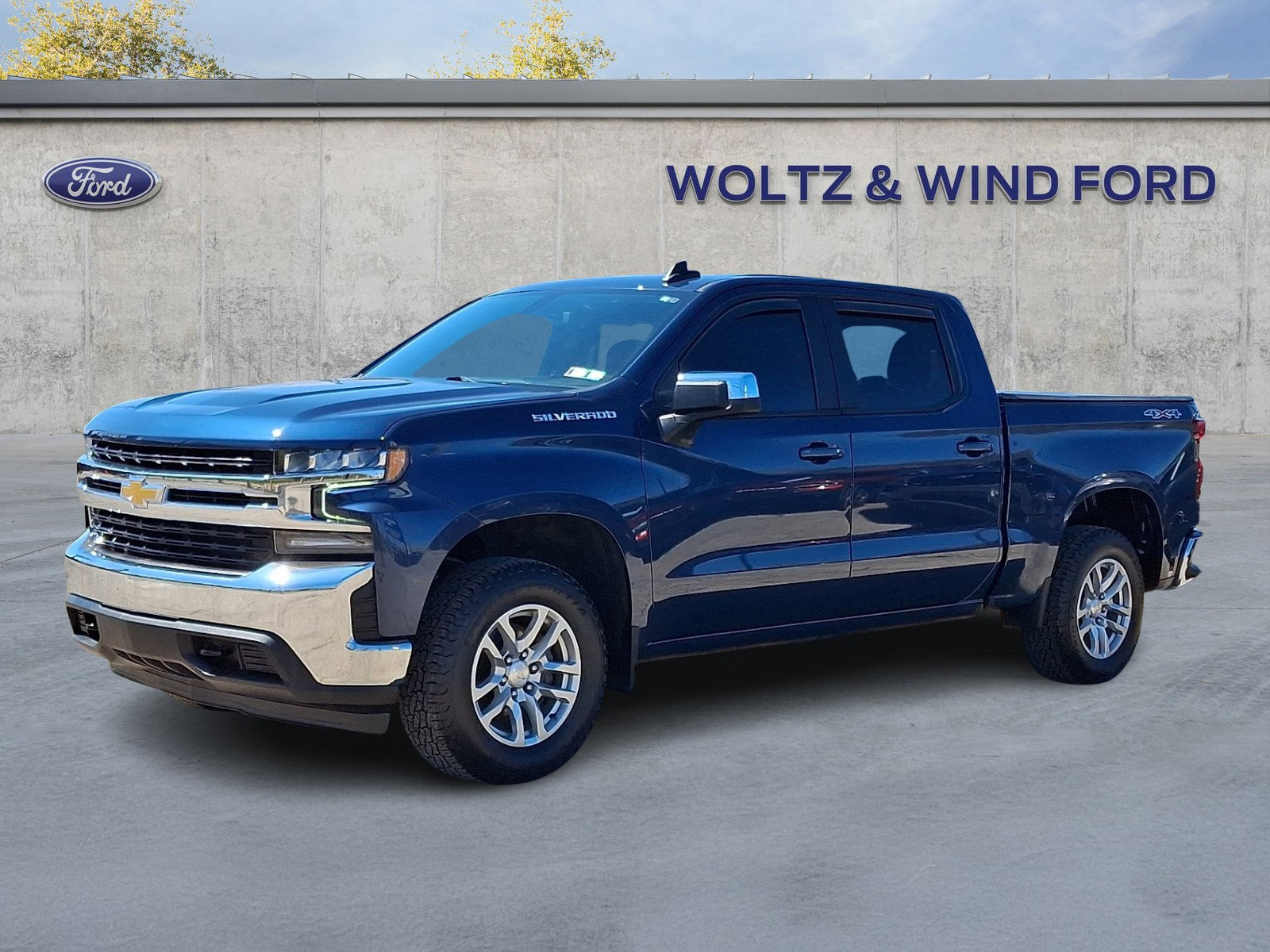 Used 2022 Chevrolet Silverado 1500 LT AWD/4WD image 3