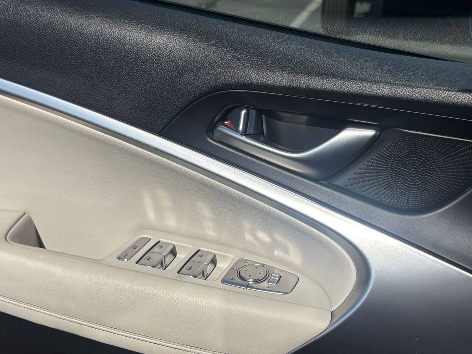 Used 2025 Genesis G70 2.5T image 18
