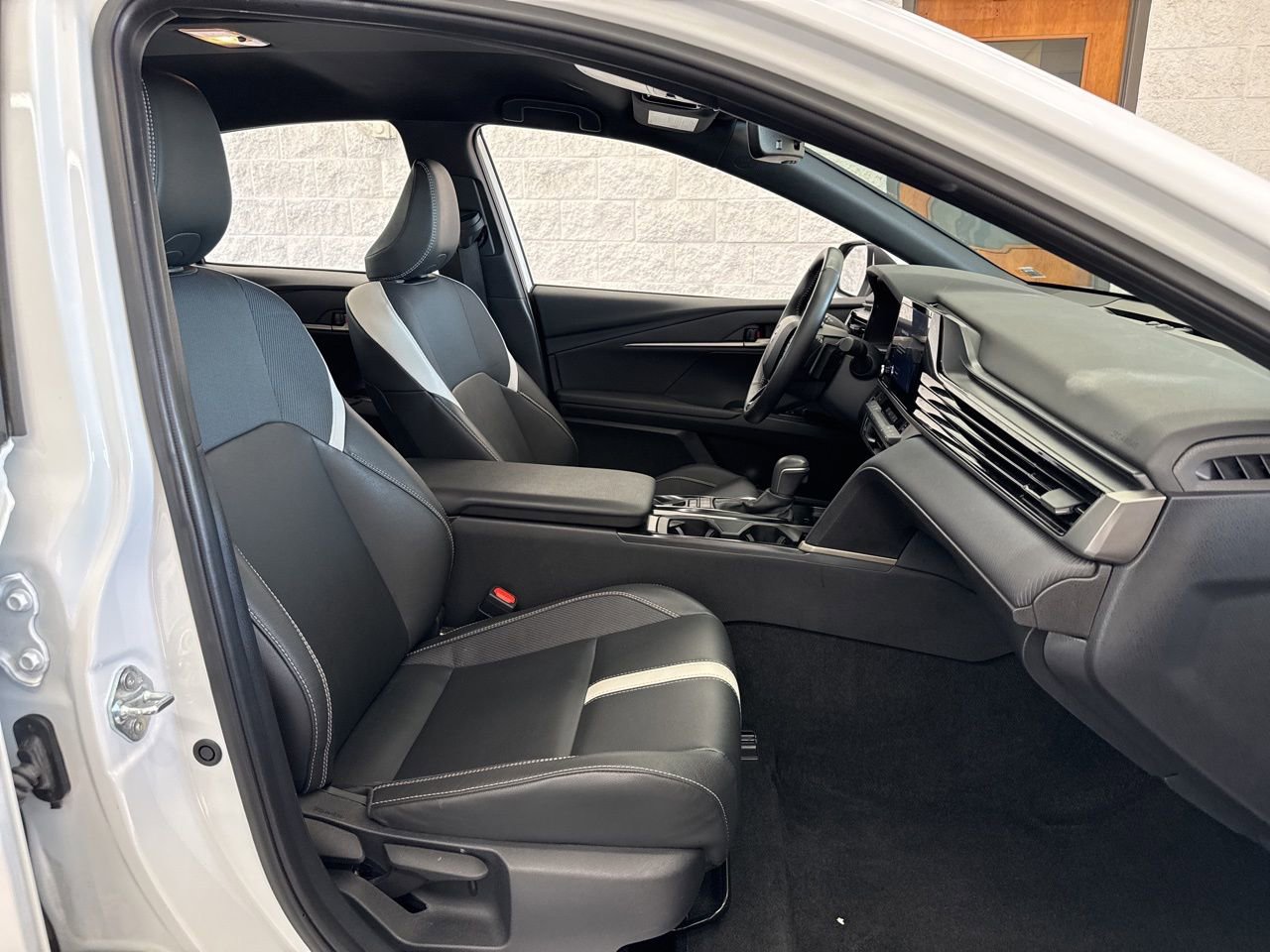 Used 2025 Toyota Camry SE w/ Convenience Package image 46