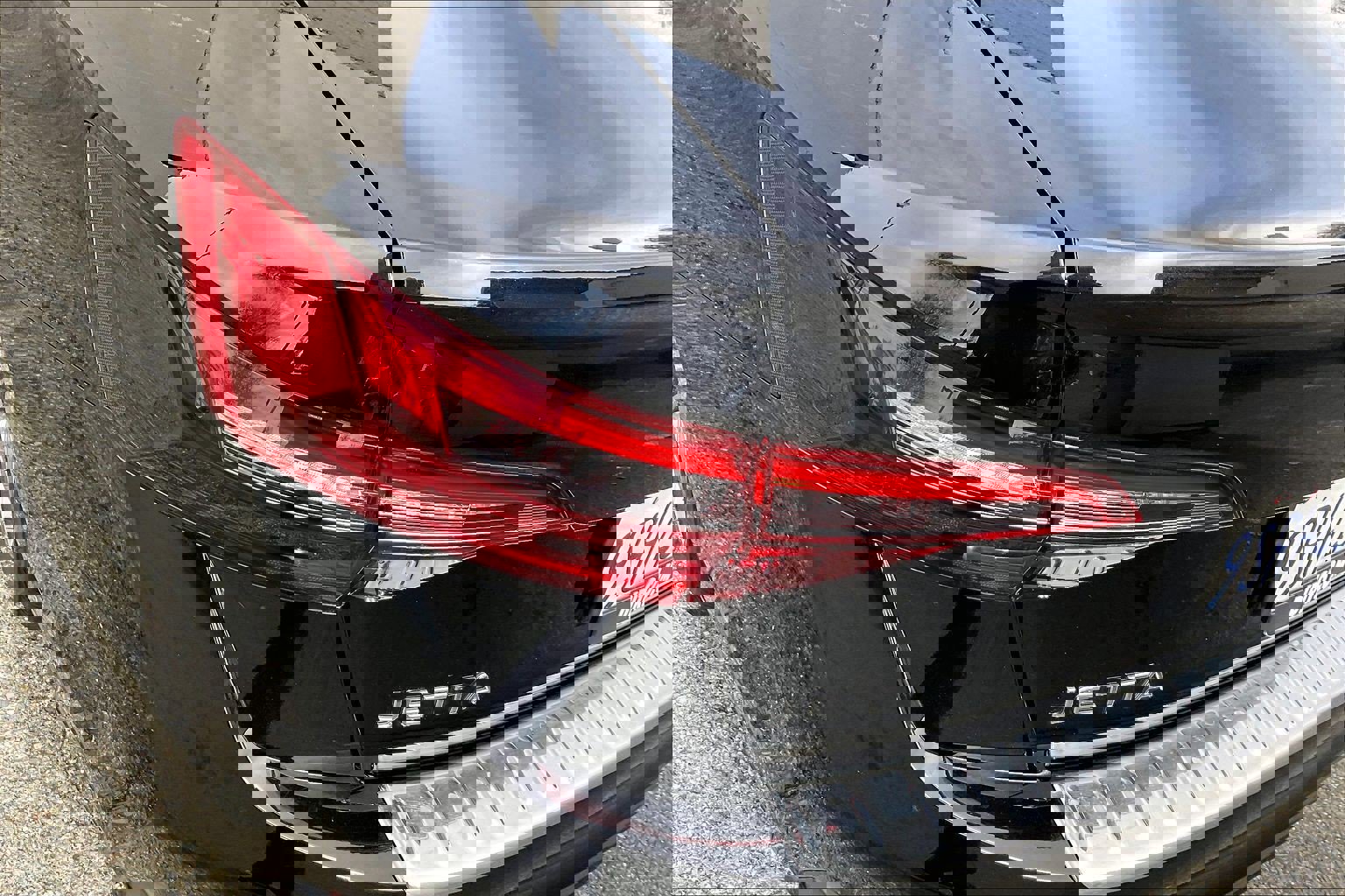 Certified 2024 Volkswagen Jetta SE w/ Panoramic Sunroof Package image 28