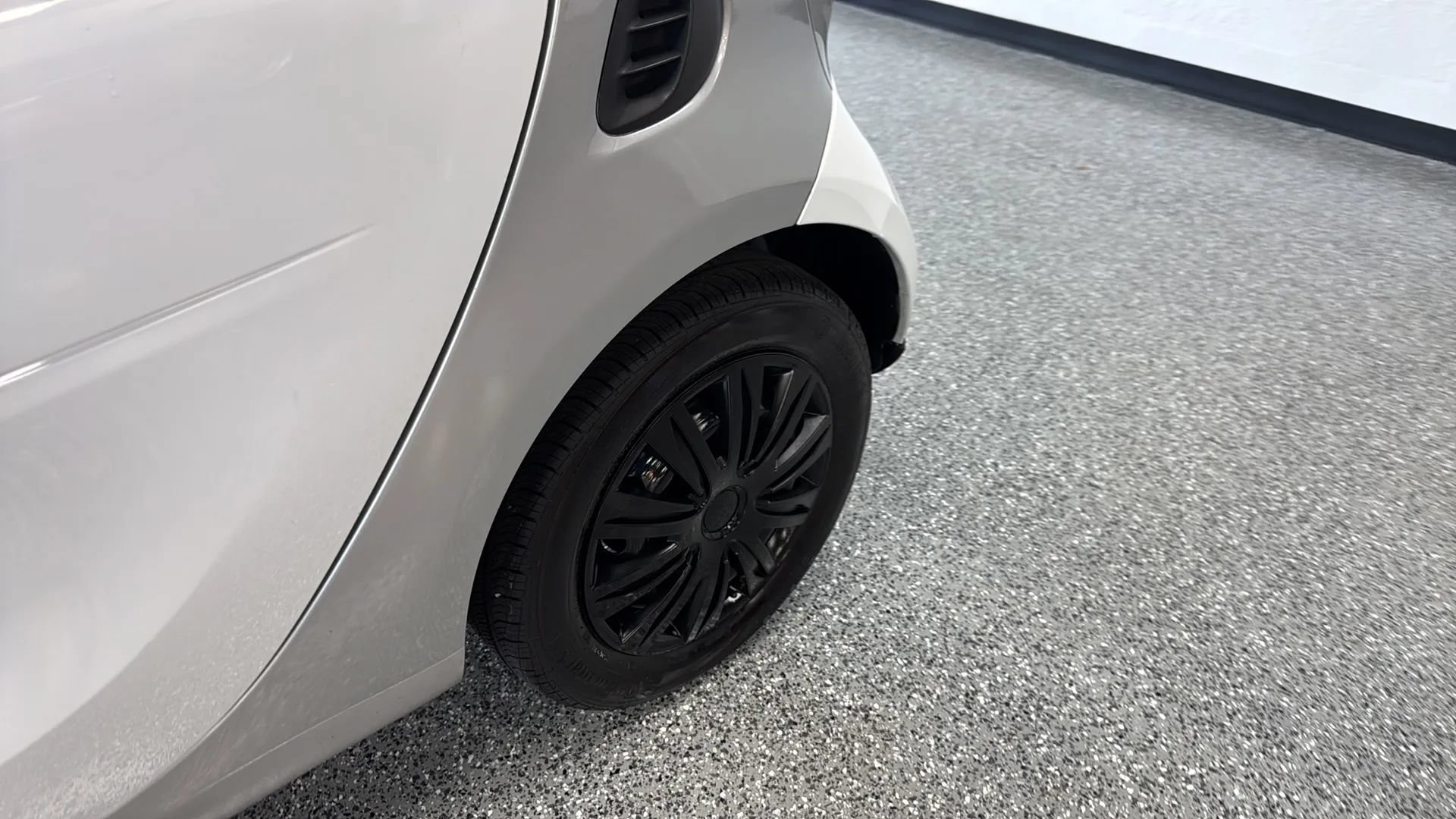 Used 2017 smart fortwo pure RWD image 30
