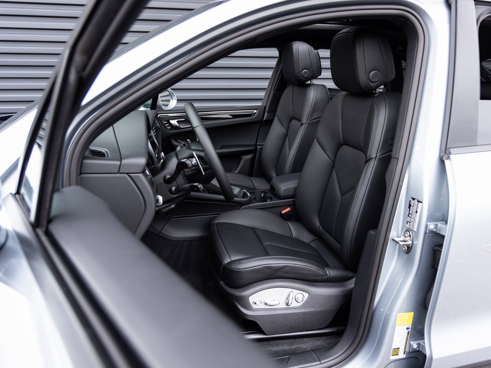 Certified 2026 Porsche Macan image 5