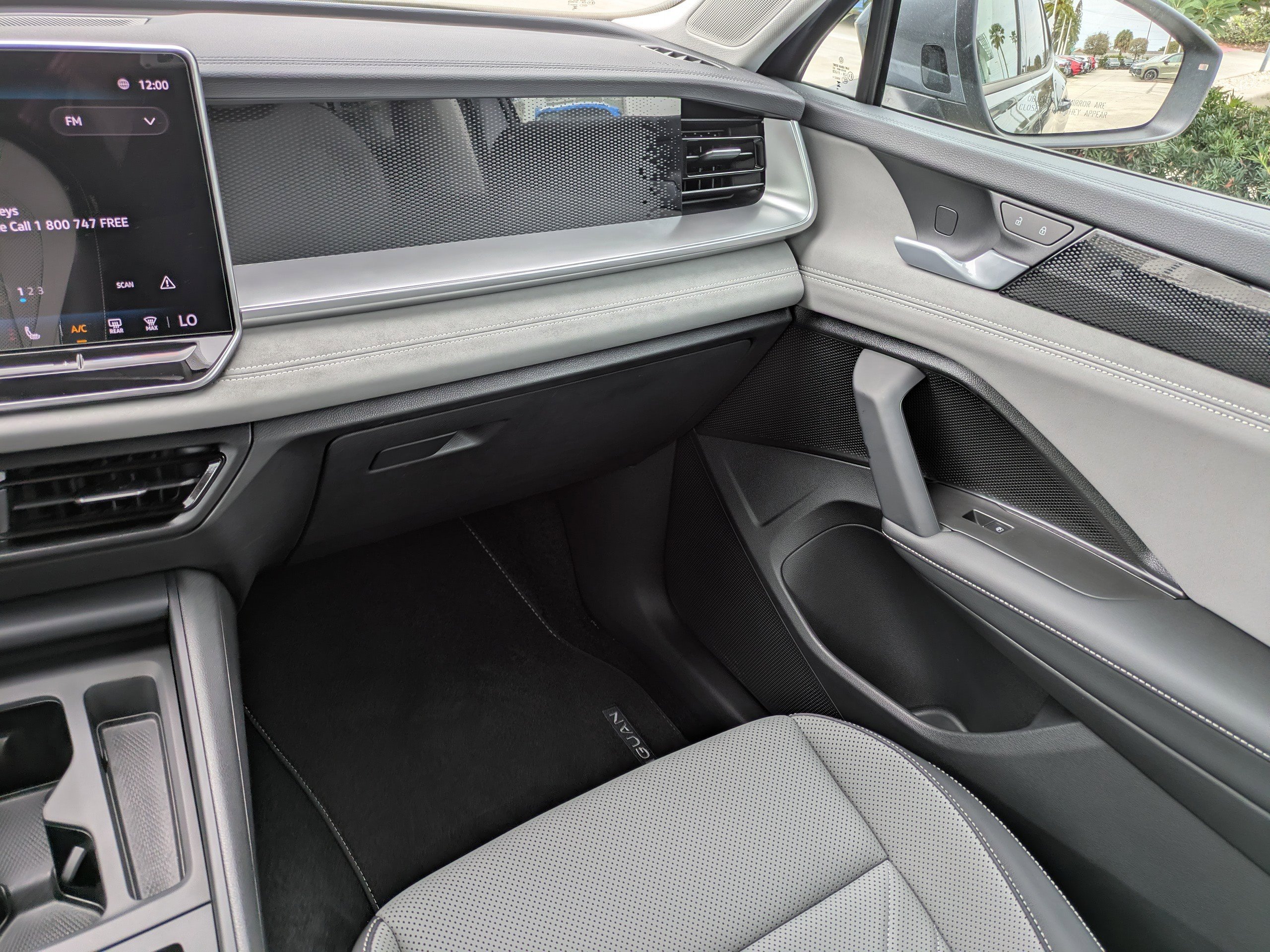 Used 2025 Volkswagen Tiguan SE image 18