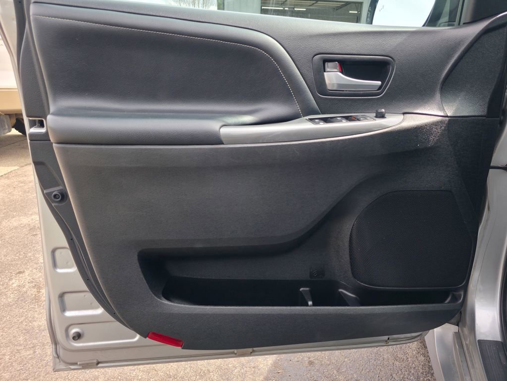 Used 2017 Toyota Sienna SE Premium image 11