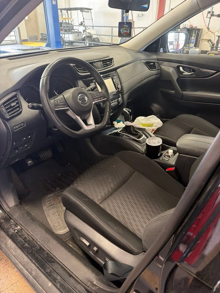 Used 2018 Nissan Rogue SV AWD/4WD image 2