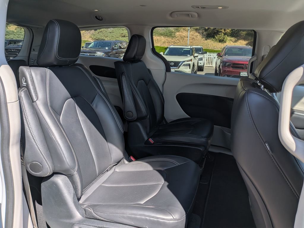Used 2024 Chrysler Pacifica Select image 24