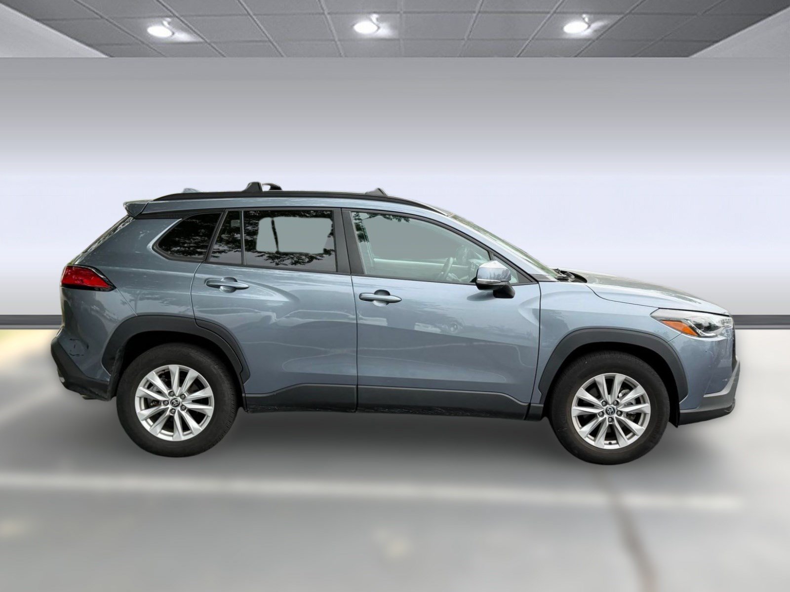 Used 2022 Toyota Corolla Cross LE w/ Moonroof Package AWD/4WD image 5