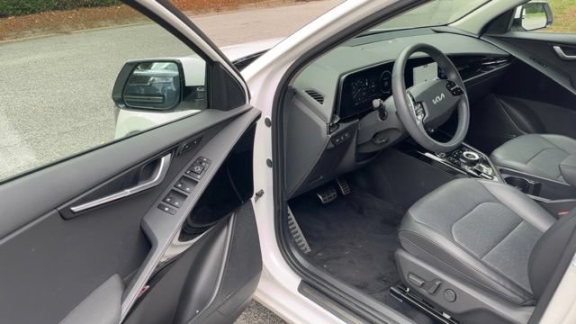 Used 2023 Kia Niro Wave w/ Wave Preserve Package FWD image 4
