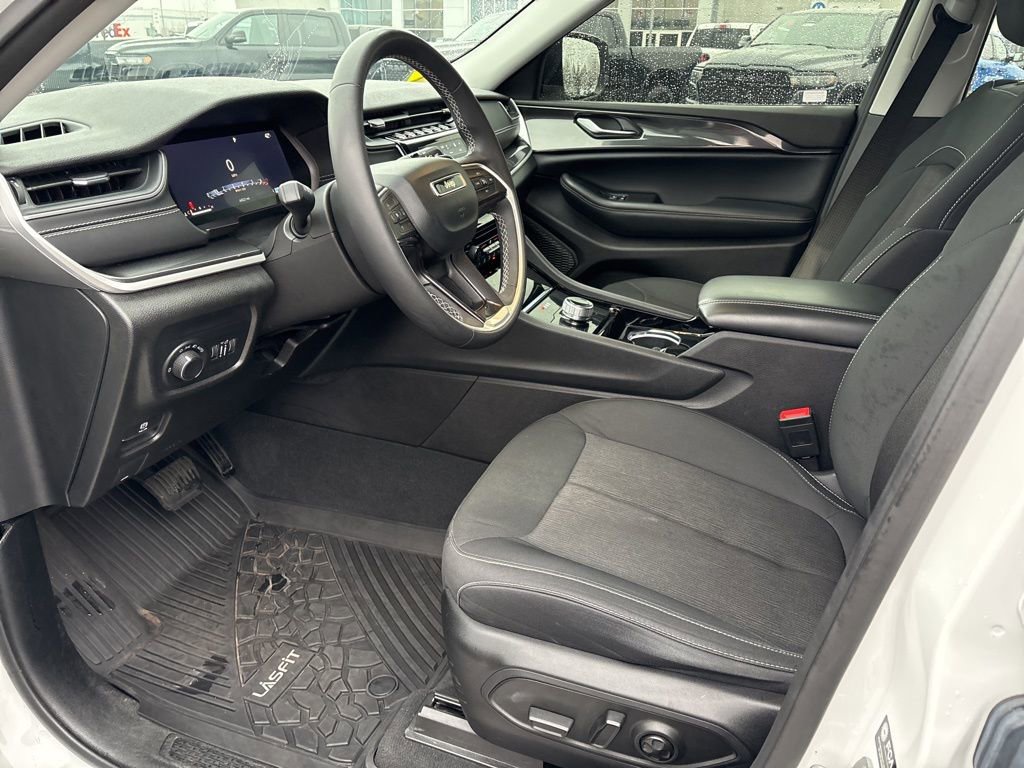 Certified 2023 Jeep Grand Cherokee Laredo image 9