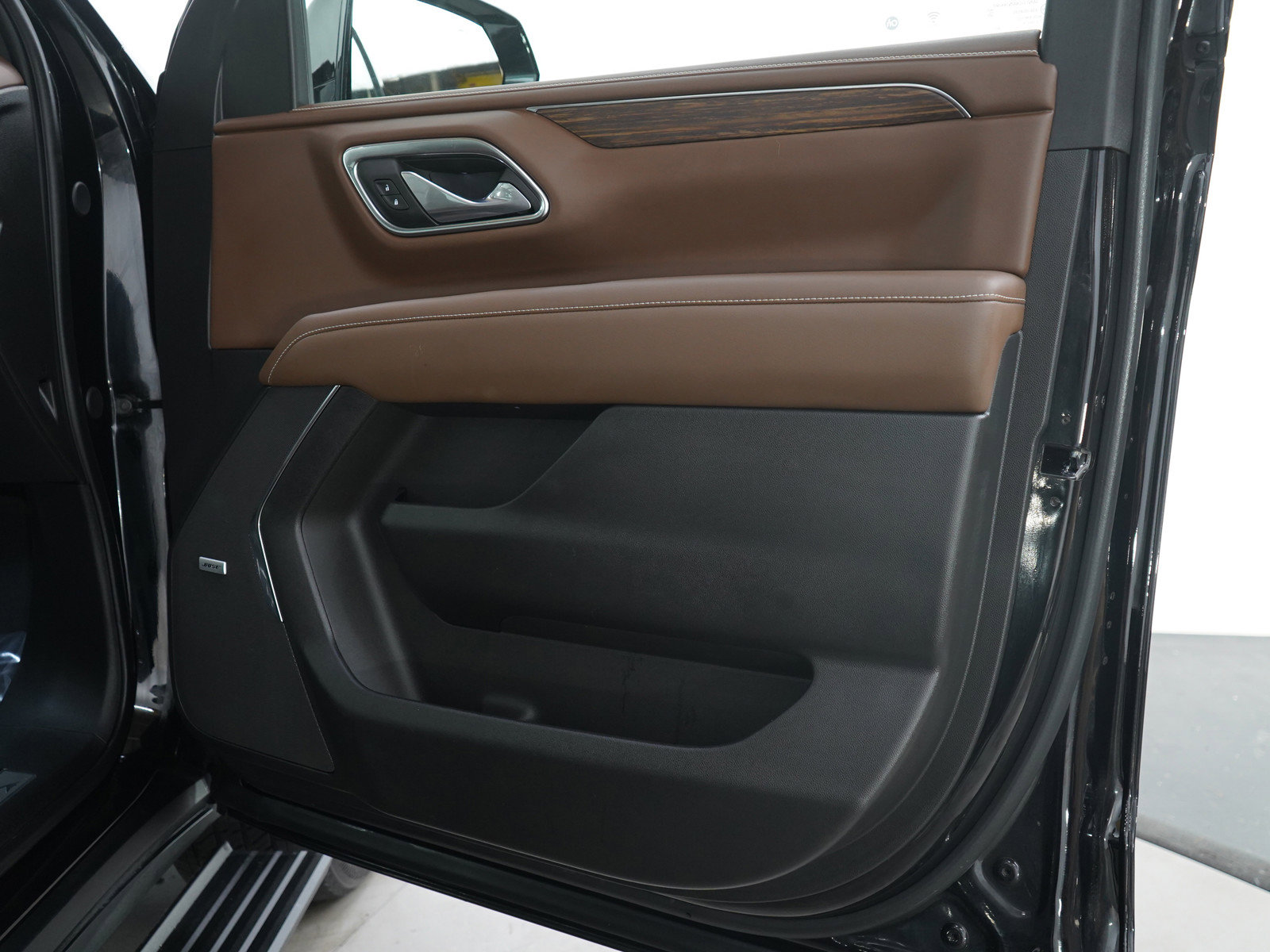 Used 2024 Chevrolet Suburban High Country w/ Premium Package image 9