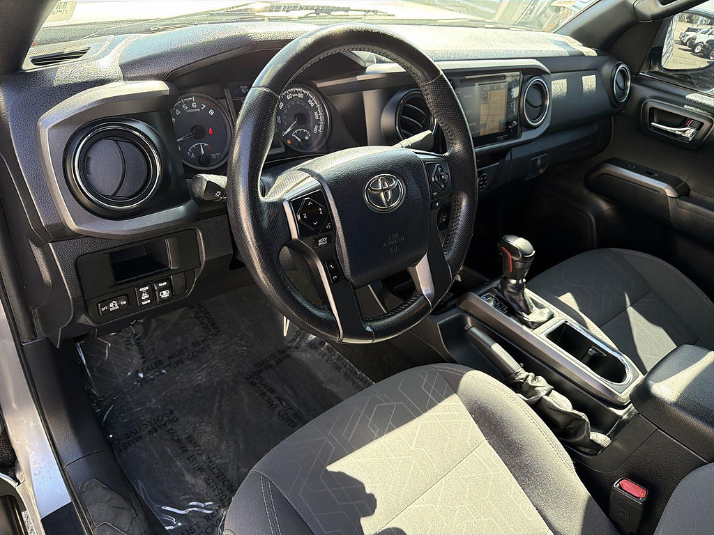 Used 2017 Toyota Tacoma TRD Sport AWD/4WD image 9