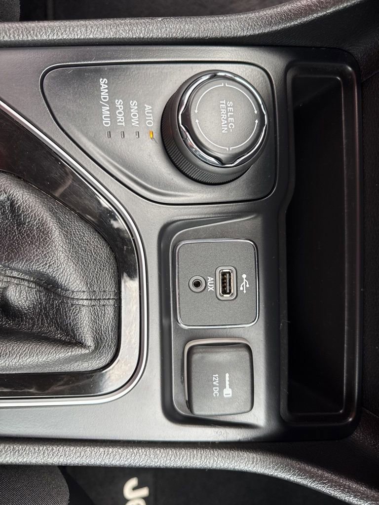 Used 2019 Jeep Cherokee Limited w/ Technology Group AWD/4WD image 41