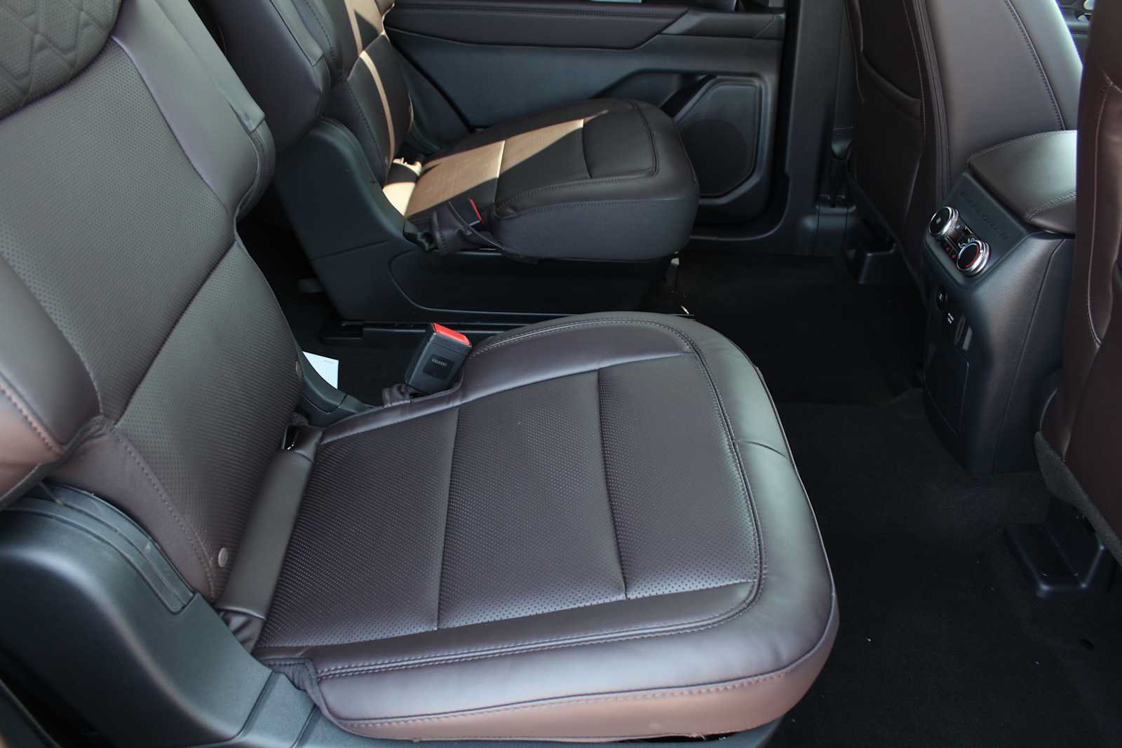 New 2026 Ford Explorer Platinum w/ LUX Leather Package AWD/4WD image 27