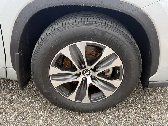 Used 2024 Toyota Highlander XLE FWD image 12