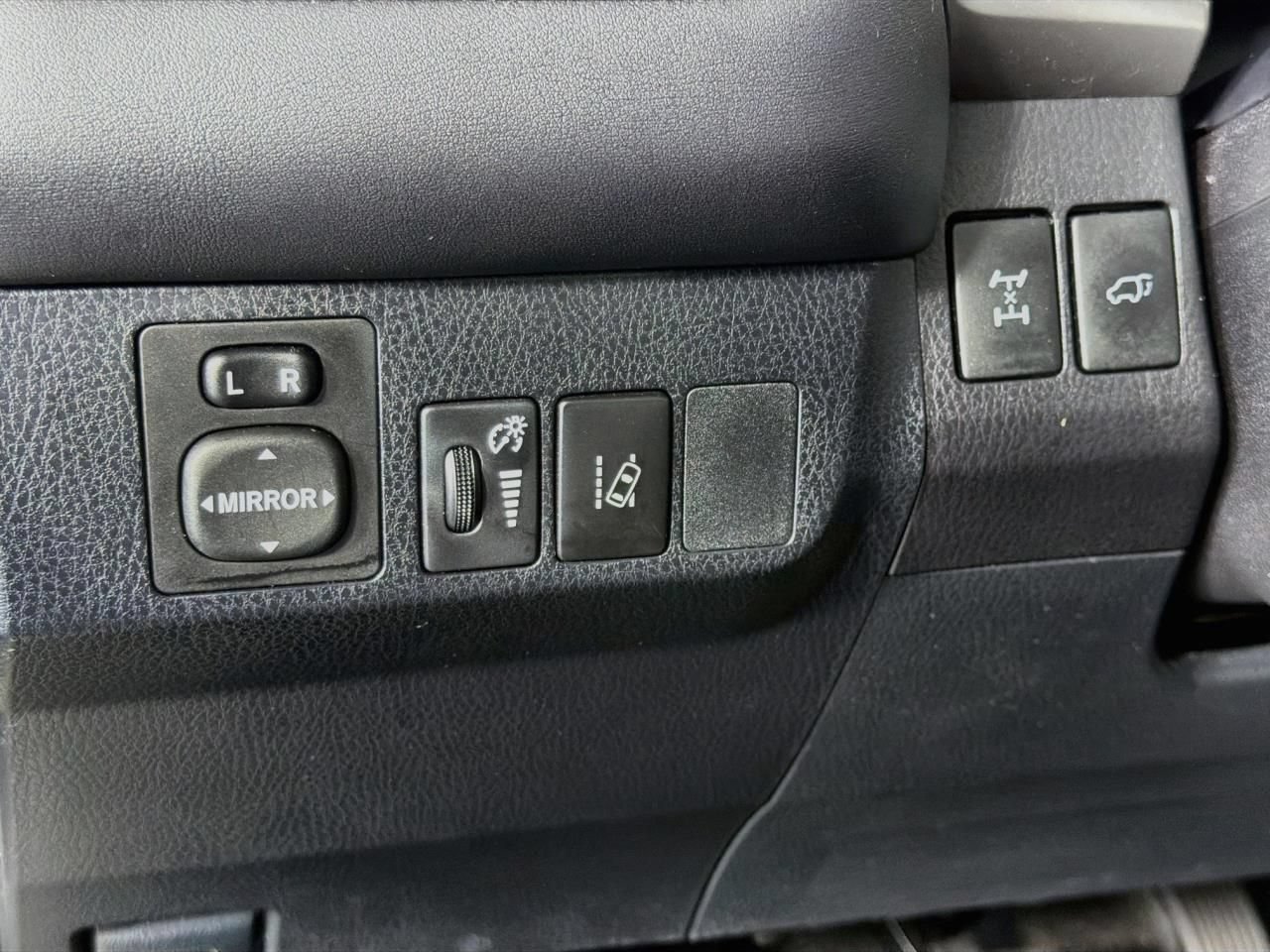 Used 2017 Toyota RAV4 XLE AWD/4WD image 37