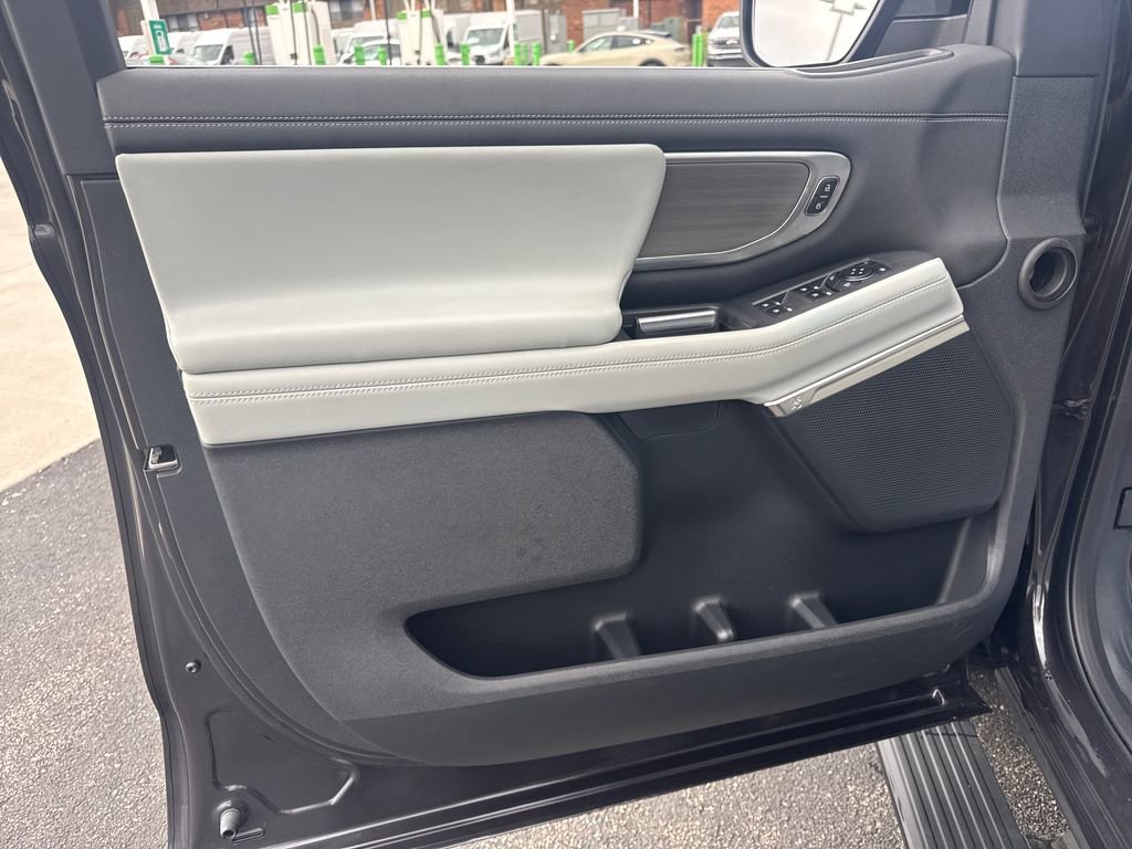 Used 2025 Ford Expedition Max Platinum w/ Driver's Package image 26