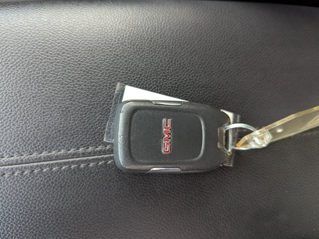 Used 2022 GMC Terrain SLT w/ Tech Package FWD image 33