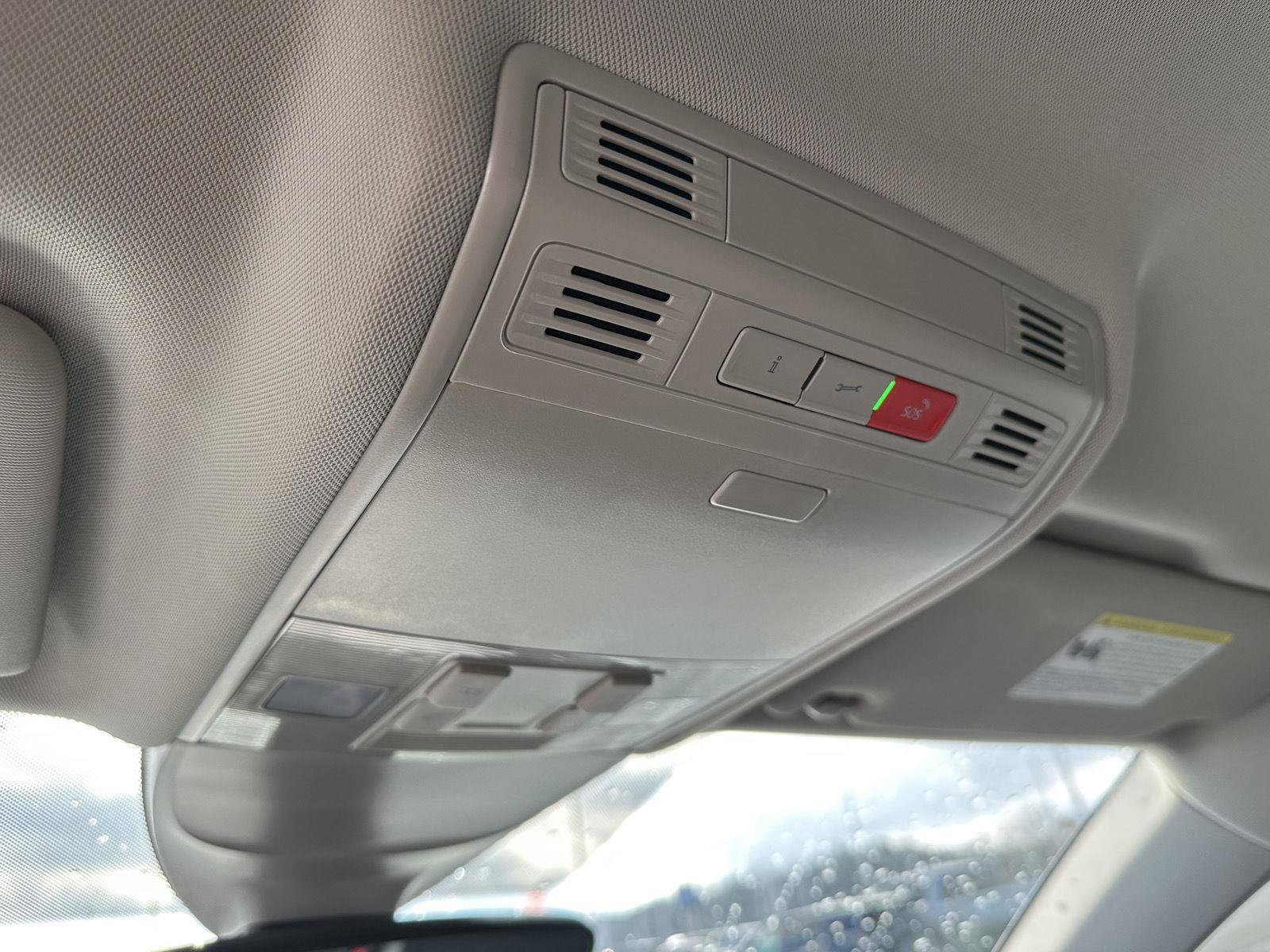 Used 2025 Volkswagen Taos SE AWD/4WD image 33