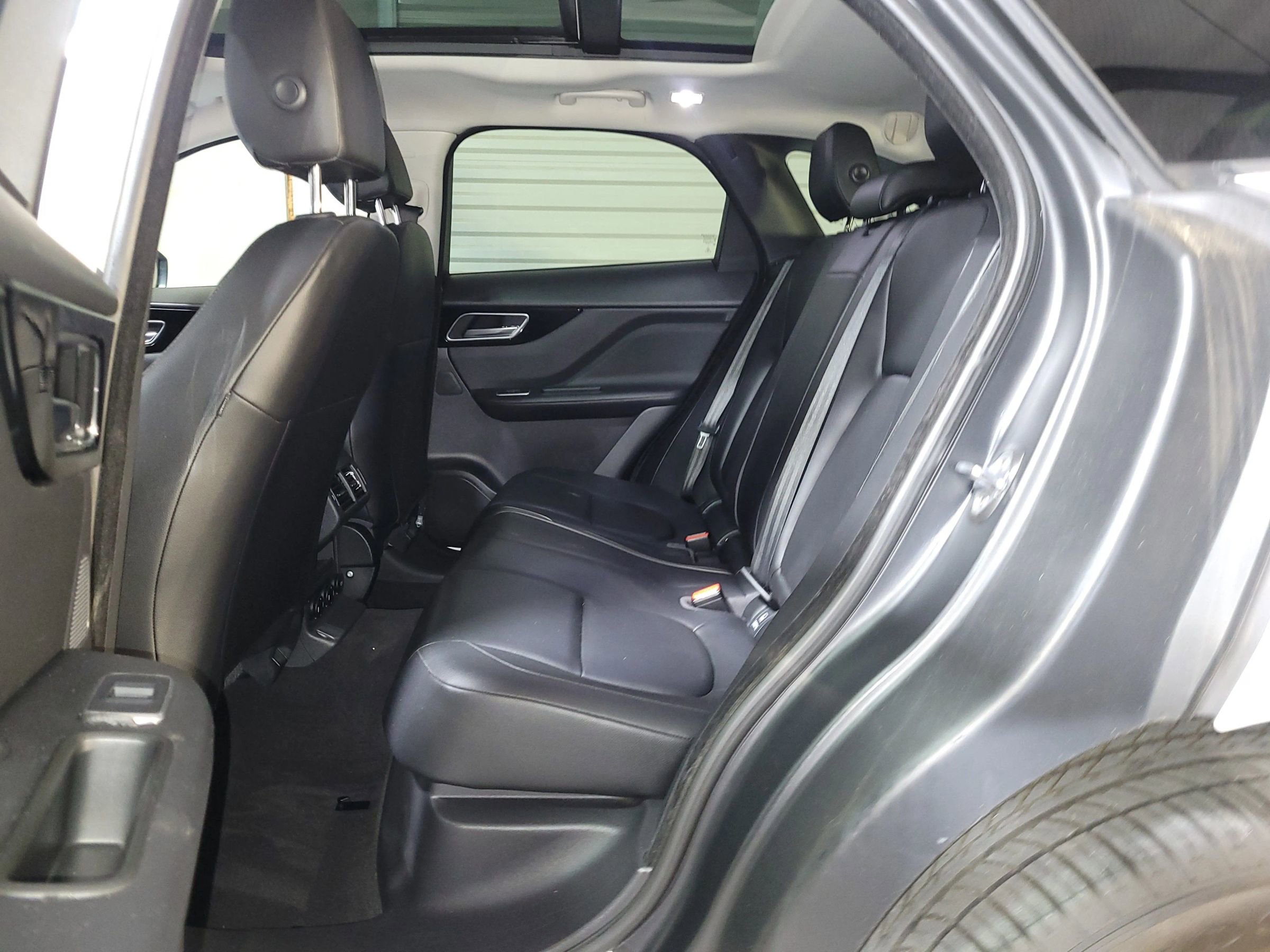 Used 2018 Jaguar F-PACE image 29