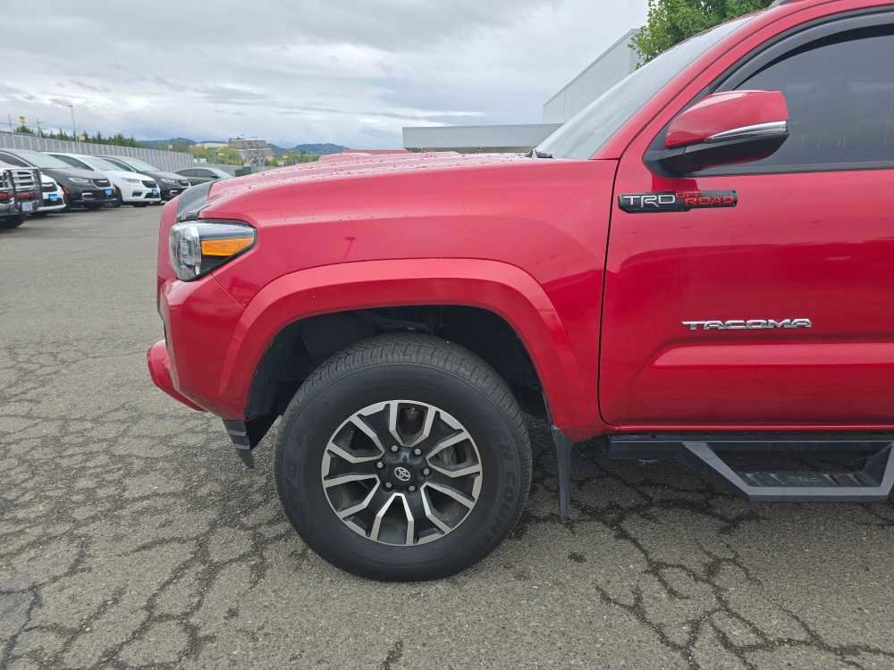 Used 2020 Toyota Tacoma TRD Sport w/ TRD Premium Sport Package AWD/4WD image 6