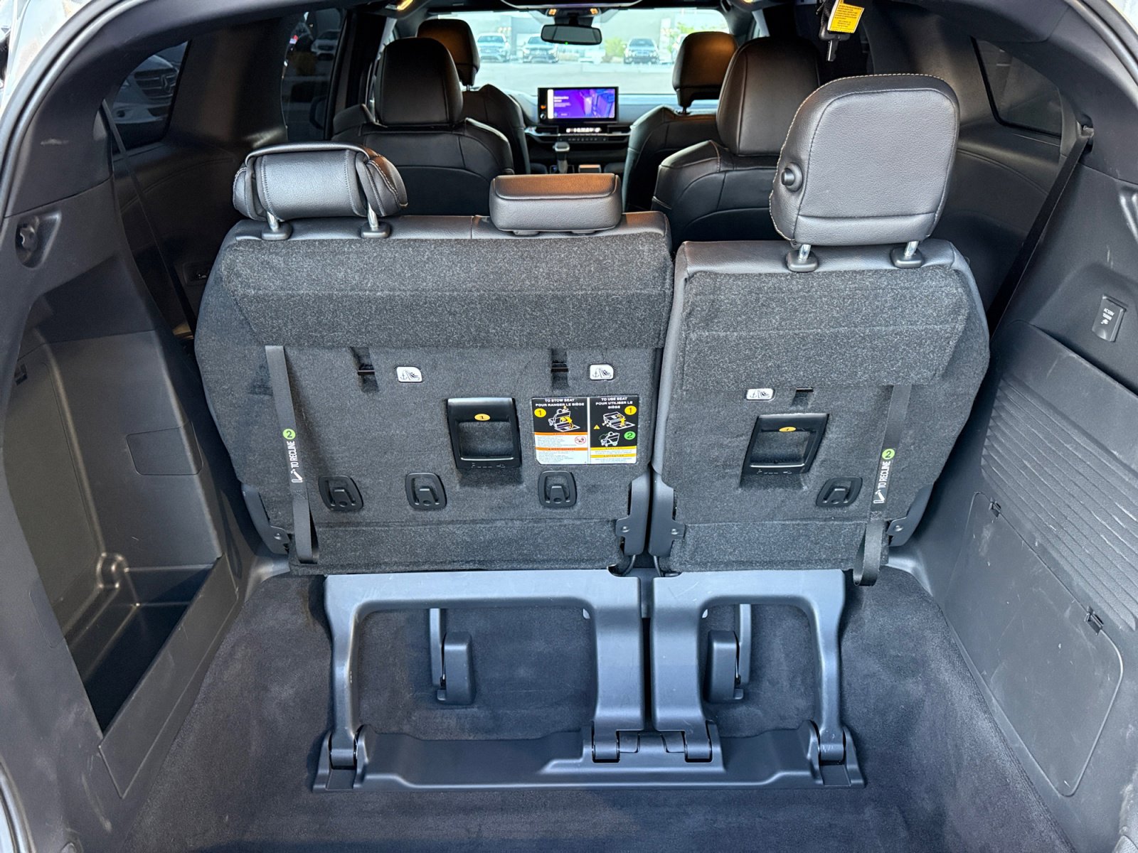 Used 2025 Toyota Sienna XLE Woodland Edition image 33