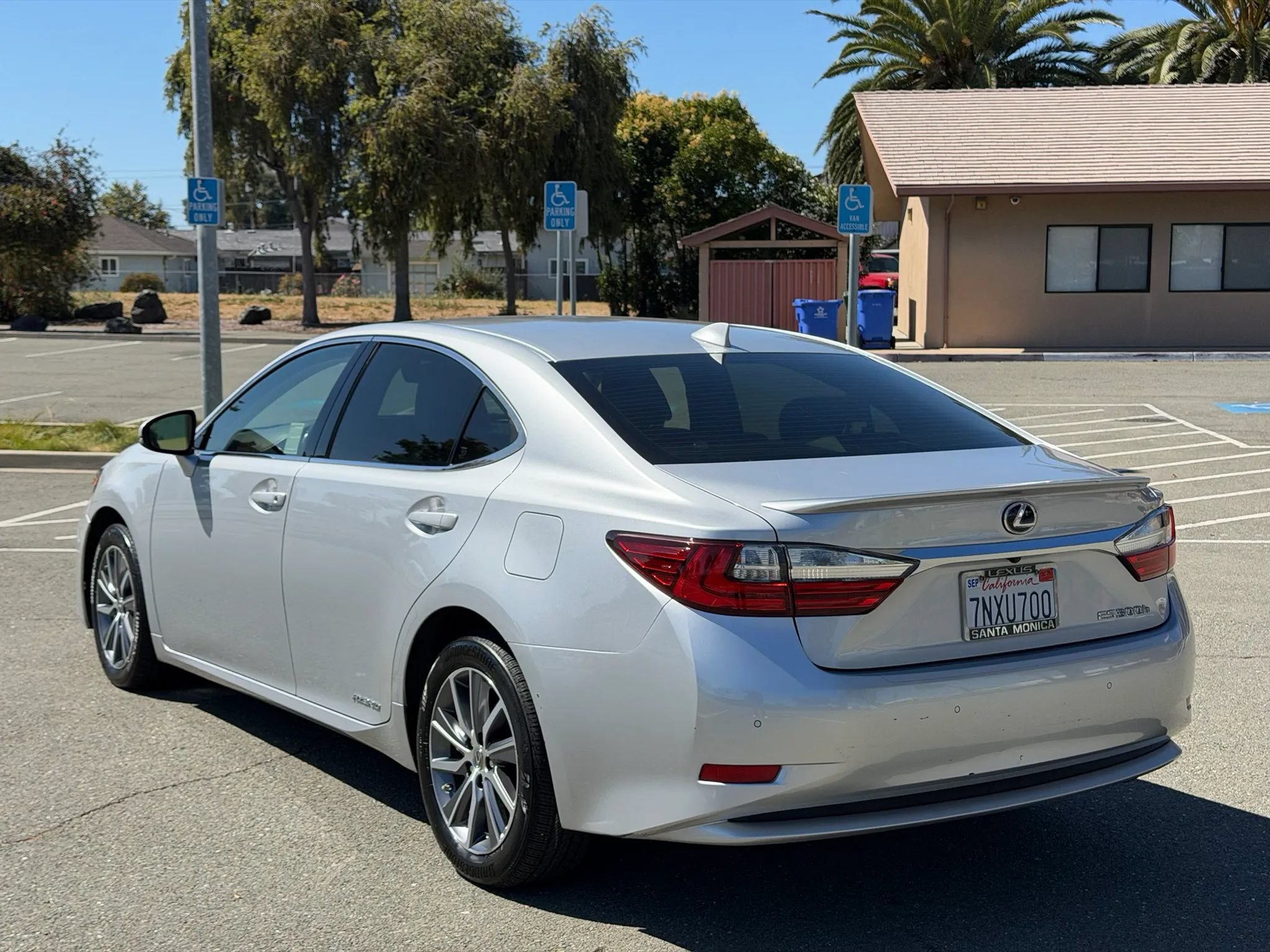 Used 2016 Lexus ES 300h w/ Navigation System Package FWD image 3