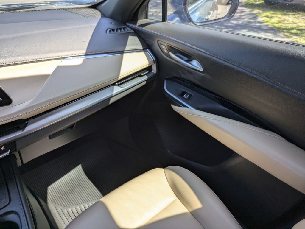 Certified 2024 Cadillac XT4 Luxury w/ Cold Weather Package FWD image 17