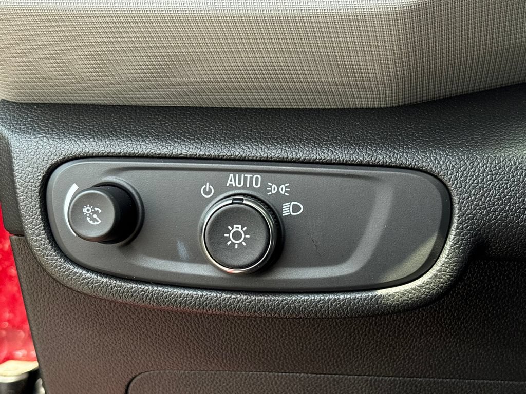 Used 2021 Chevrolet TrailBlazer LS w/ LPO, Blackout Package FWD image 8