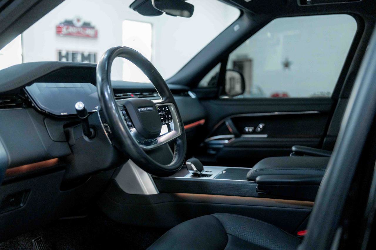 Used 2025 Land Rover Range Rover SE image 2