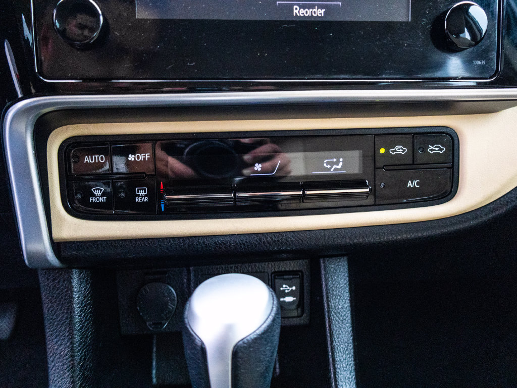 Used 2017 Toyota Corolla LE w/ Carpet Mat Package (TMS) FWD image 25
