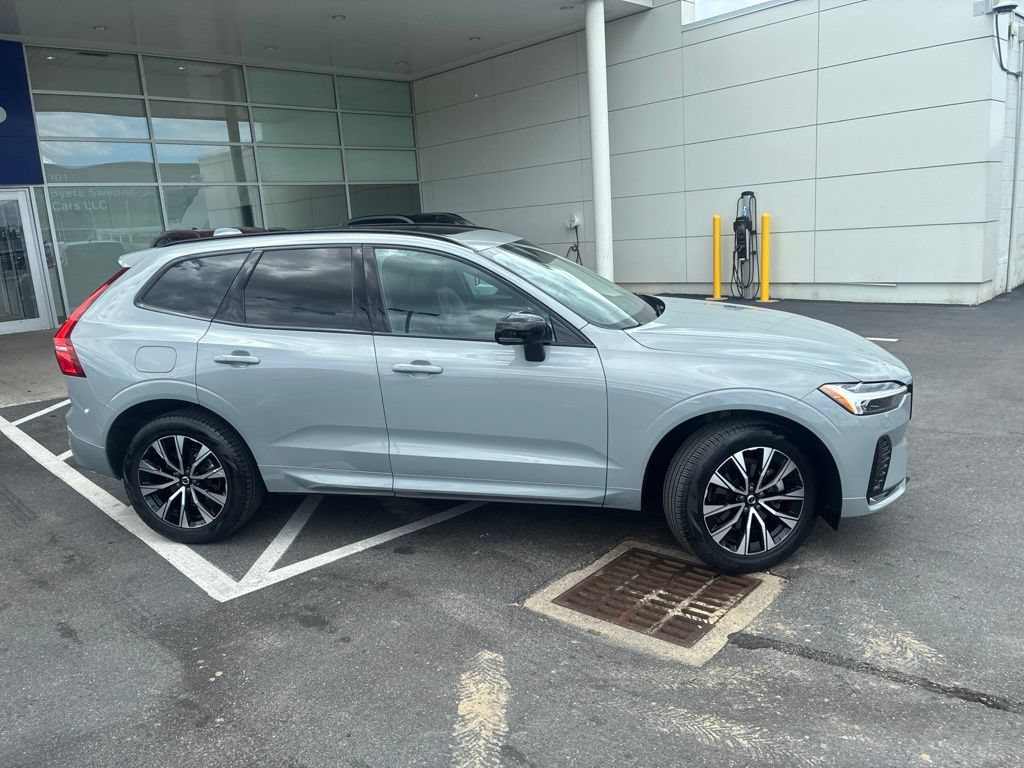 Used 2025 Volvo XC60 B5 Core w/ Protection Package Premier AWD/4WD image 3